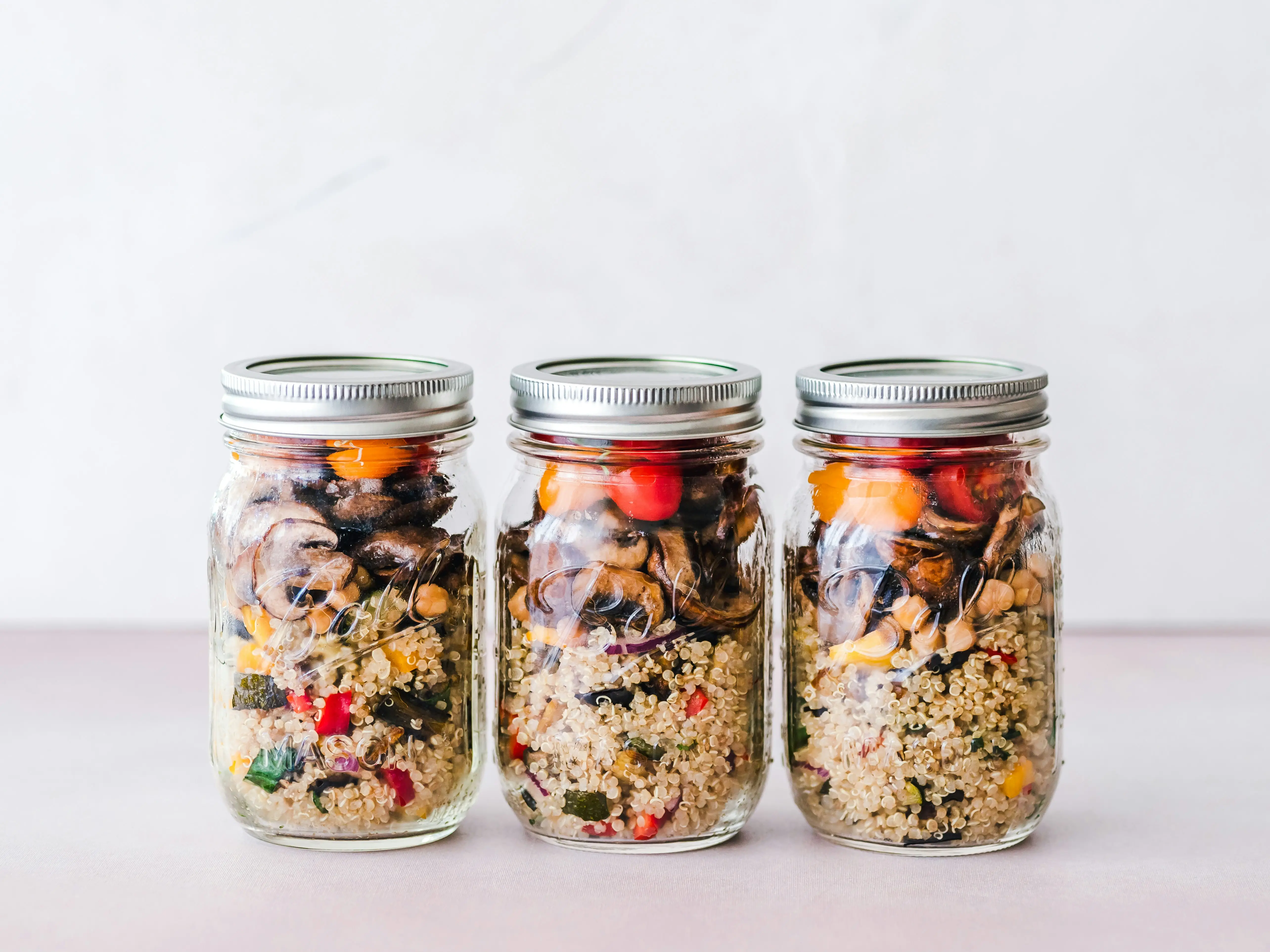 Drei Einmachgläser mit Cous Cous Salat