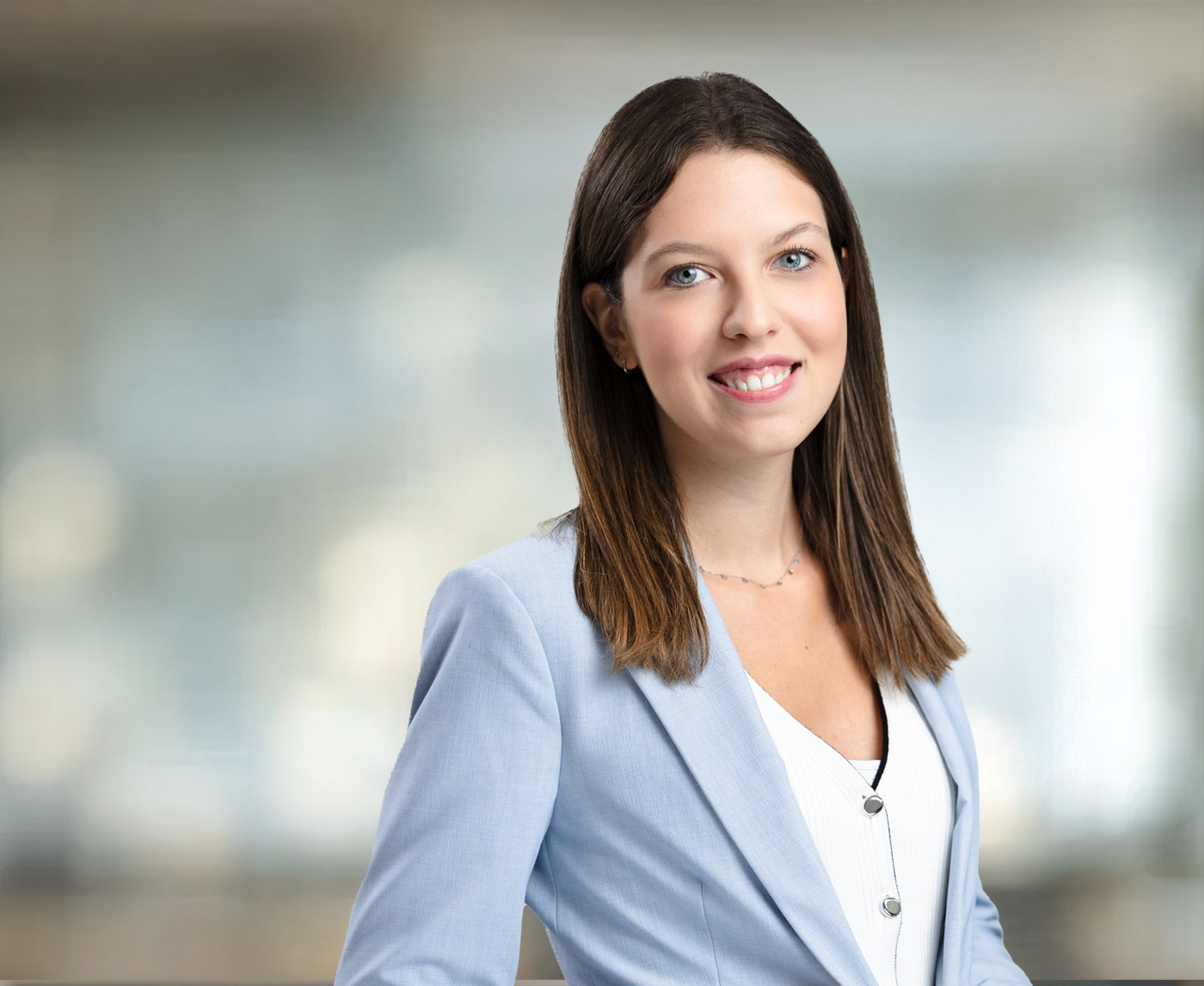 Recruiterin Sarah Erfurt lächelt in die Kamera